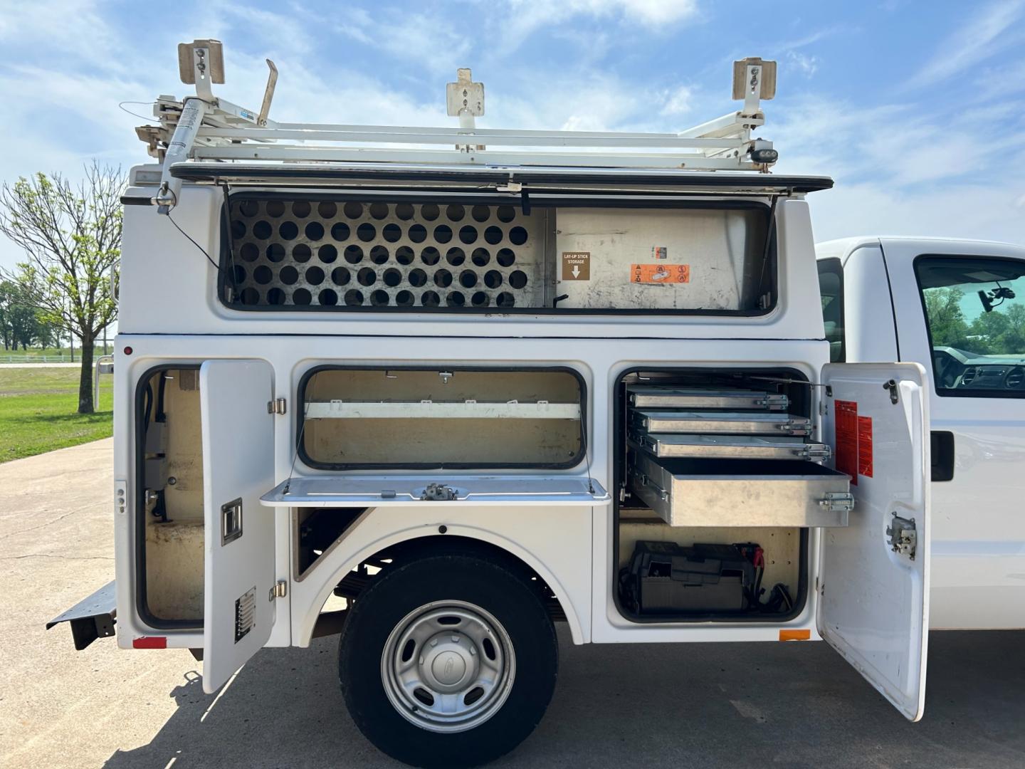 2013 White /Gray Ford F-350 SD F350 (1FDRF3A68DE) with an 6.2L V8 F SOHC 16V engine, AUTOMATIC transmission, located at 17760 Hwy 62, Morris, OK, 74445, (918) 733-4887, 35.609104, -95.877060 - *****DEDICATED CNG***** 2013 FORD F-350 6.2 V8 RWD DEDICATED CNG FEATURES MANUAL SEATS, MANUAL LOCKS, MANUAL WINDOWS, MANUAL MIRRORS, AM/FM STEREO, VINYL SEATS, CRUISE CONTROL, TRACTION CONTROL, FACTORY-EQUIPT TRAILER BREAKS, POWER CONVERTER, EASY LOAD LADDER RACK, BACK UP CAMERA, LOTS OF STORAGE S - Photo#22